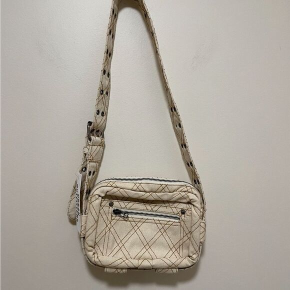New Urban Outfitters Dakota Denim Crossbody Bag (size 9” x 6.5” x 2”) - Picture 4 of 9